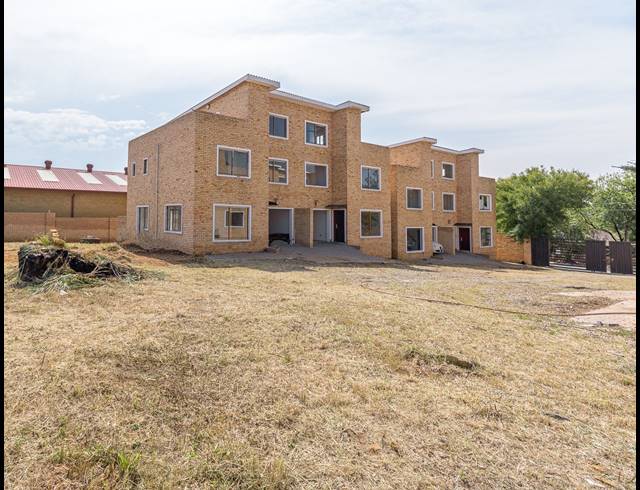 32 BEDROOM HOUSE FOR SALE IN FERNDALE